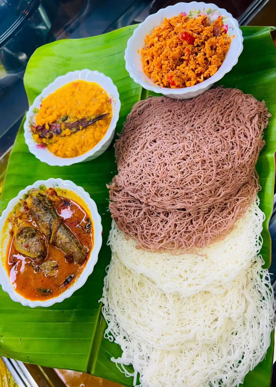 String hoppers with curry and sambols